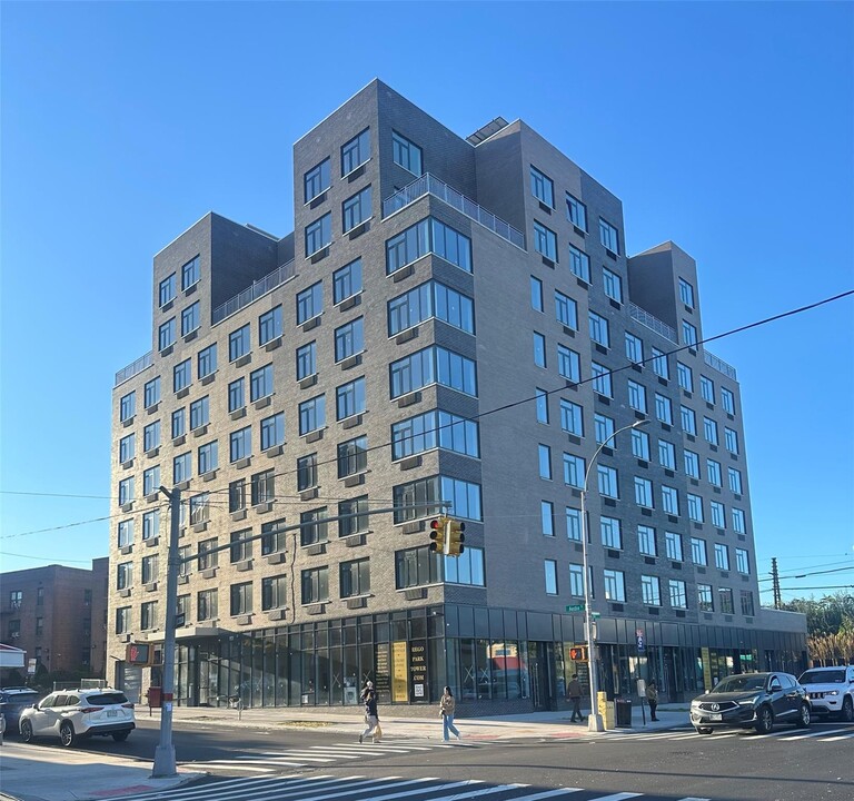 63-68 Austin St in Queens, NY - Building Photo