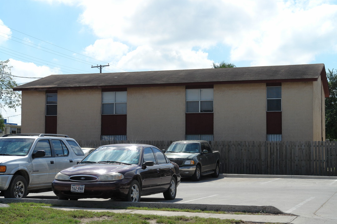 110 W Champion St in Edinburg, TX - Building Photo