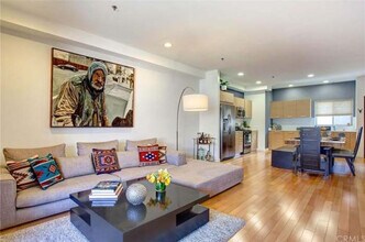 5016 Bakman Ave, Unit 407 in North Hollywood, CA - Foto de edificio - Building Photo