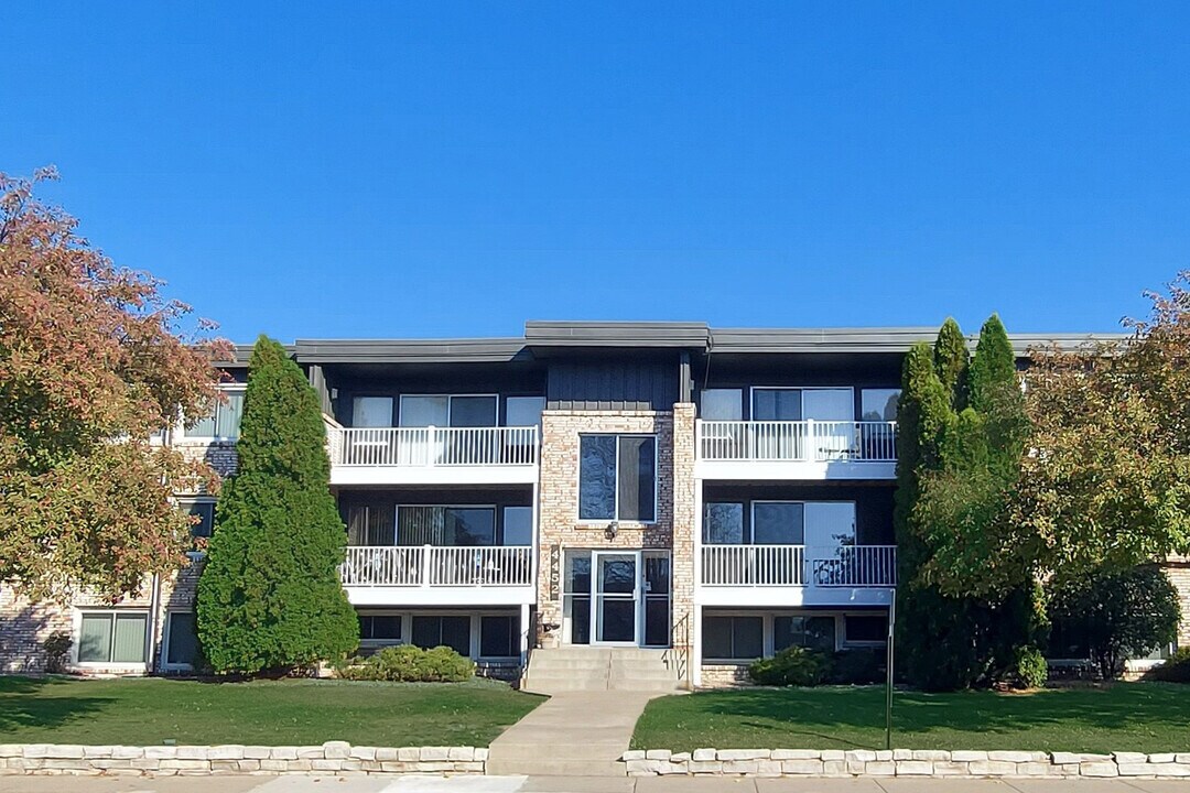 Edina Park in Edina, MN - Building Photo