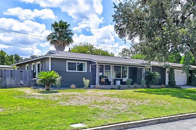 530 Burnside Dr in San Antonio, TX - Building Photo - Building Photo