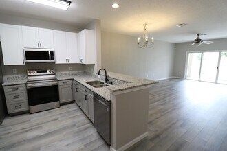 221 Wooded Crossing Cir in St. Augustine, FL - Foto de edificio - Building Photo