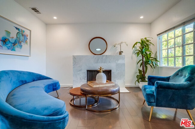 12527 Emelita St in Los Angeles, CA - Building Photo - Building Photo