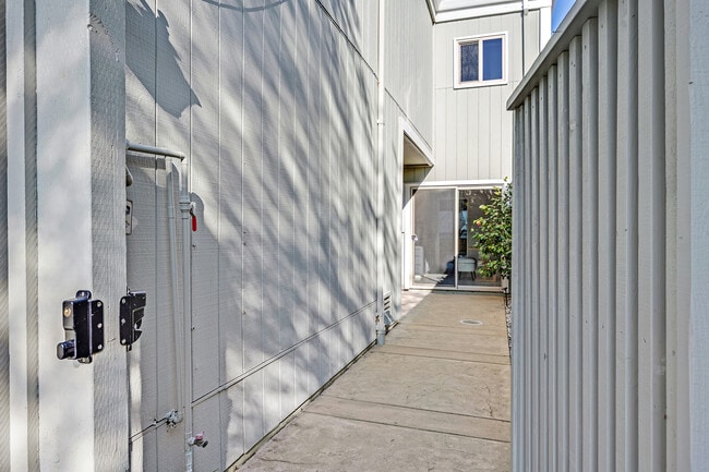 7551 Maywood Dr in Pleasanton, CA - Foto de edificio - Building Photo