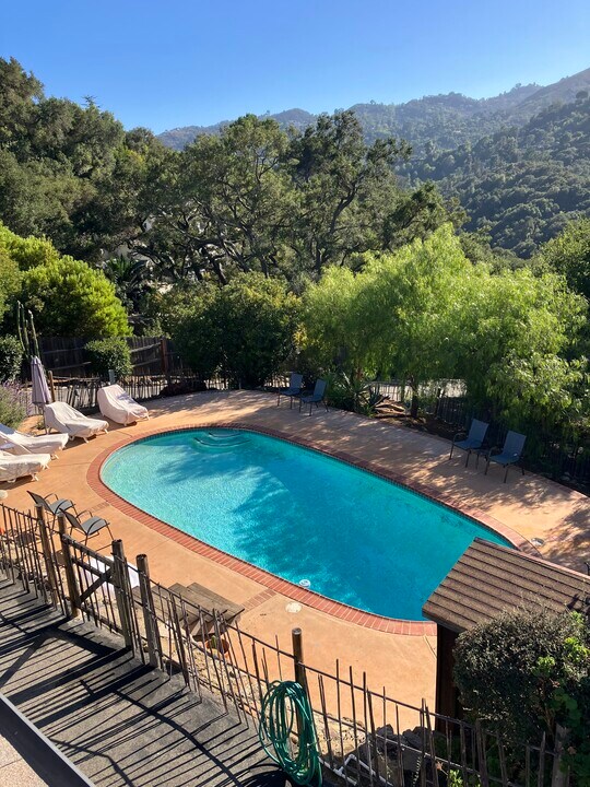 156 Muerdago Rd in Topanga, CA - Building Photo