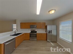 1437 Lauren Dr in Burleson, TX - Foto de edificio - Building Photo