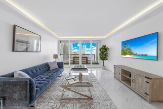 1717 N Bayshore Dr in Miami, FL - Building Photo - Building Photo