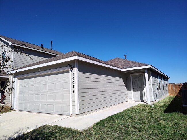 12911 Chinali Spgs in Saint Hedwig, TX - Building Photo - Building Photo