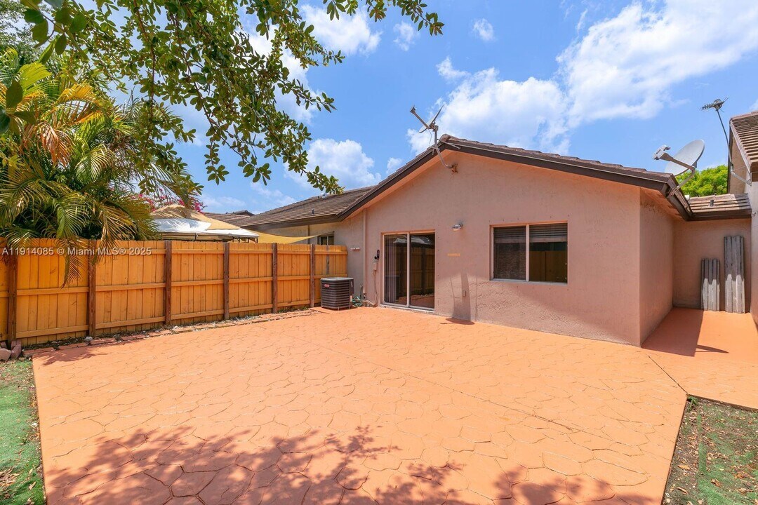 8640 NW 188th Terrace in Miami Gardens, FL - Building Photo