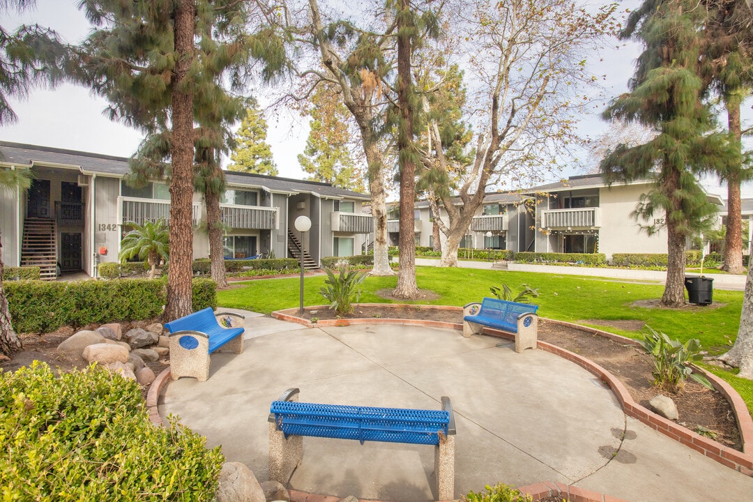 Briarwood Apartments in Tustin, CA - Foto de edificio