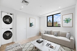 27-10 37th Ave, Unit 6B in Queens, NY - Building Photo - Building Photo