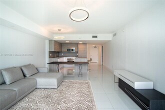400 Sunny Isles Blvd, Unit 71 in Sunny Isles Beach, FL - Building Photo - Building Photo