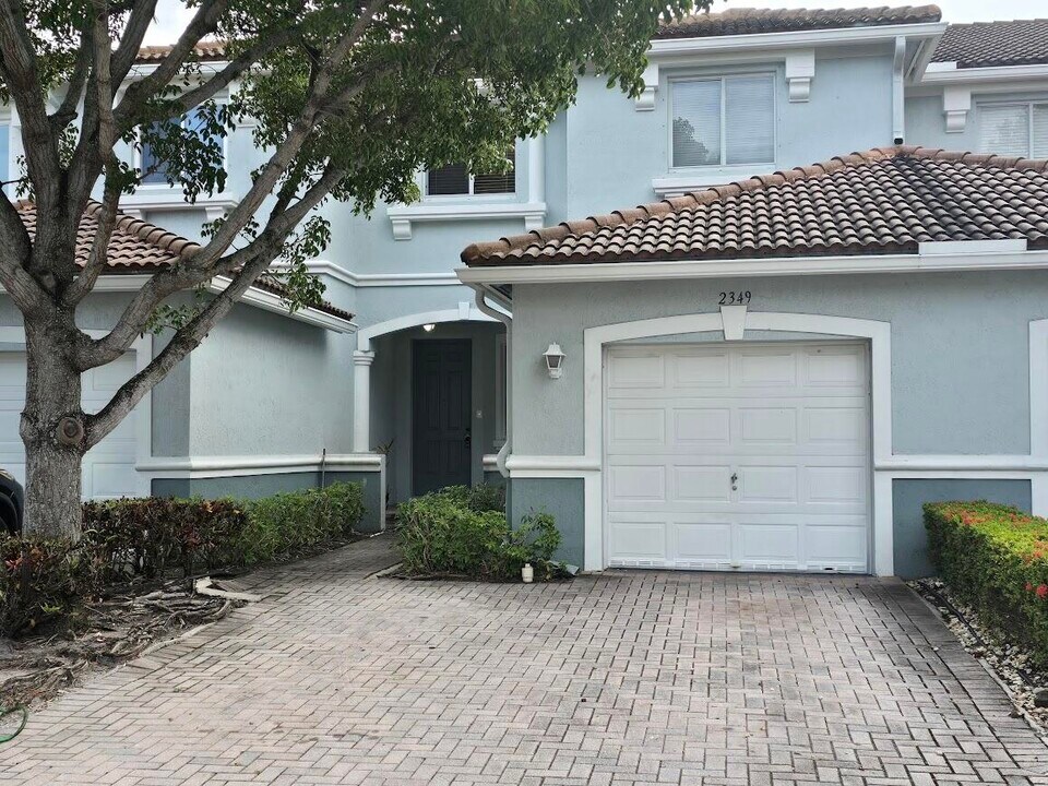 2349 Center Stone Ln in Riviera Beach, FL - Building Photo