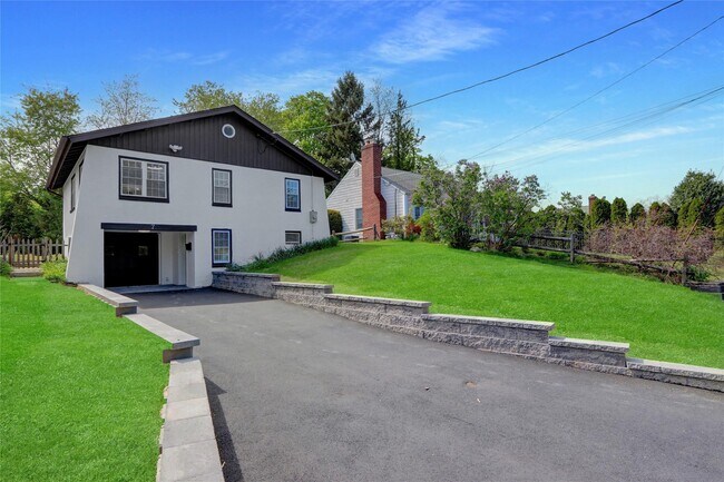 7 Ash Pl in Huntington, NY - Building Photo - Building Photo