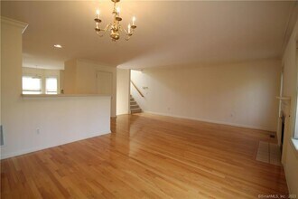 1407 Larson Dr in Danbury, CT - Foto de edificio - Building Photo