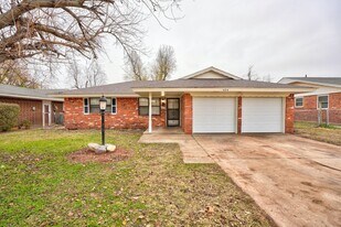 434 W Elder Dr in Mustang, OK - Building Photo