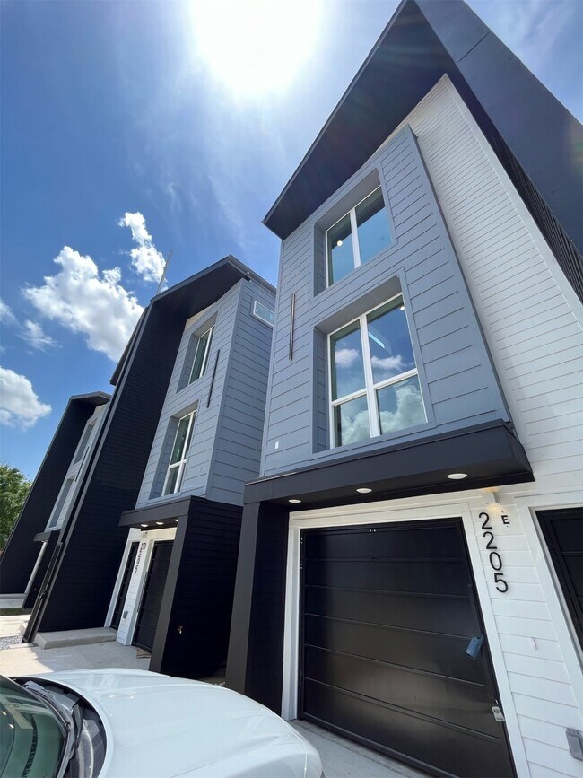 2205 Staples St in Houston, TX - Building Photo - Building Photo