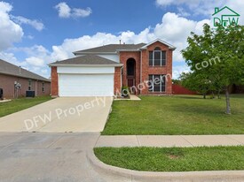 2805 Crater Lake Ln in Denton, TX - Building Photo