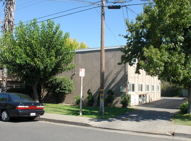 1312 Leafwood Dr in Novato, CA - Foto de edificio - Building Photo