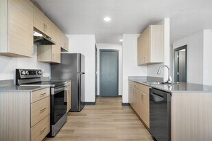 Hickory Lake in Lebanon, OR - Building Photo