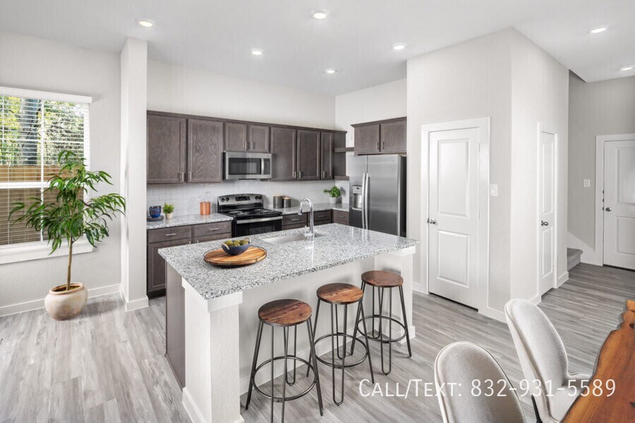 9835 Willow Creek Commerce Dr in Tomball, TX - Building Photo