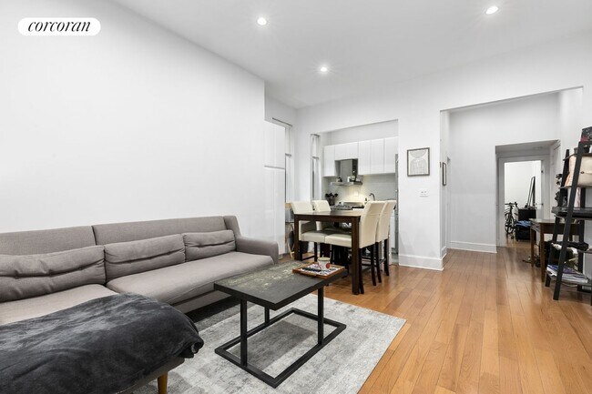 26 W 97th St in New York, NY - Building Photo - Building Photo