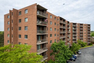 One Bloomingdale Place in Bloomingdale, IL - Building Photo
