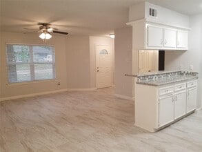 237 N Forest Dr in Willis, TX - Building Photo - Building Photo