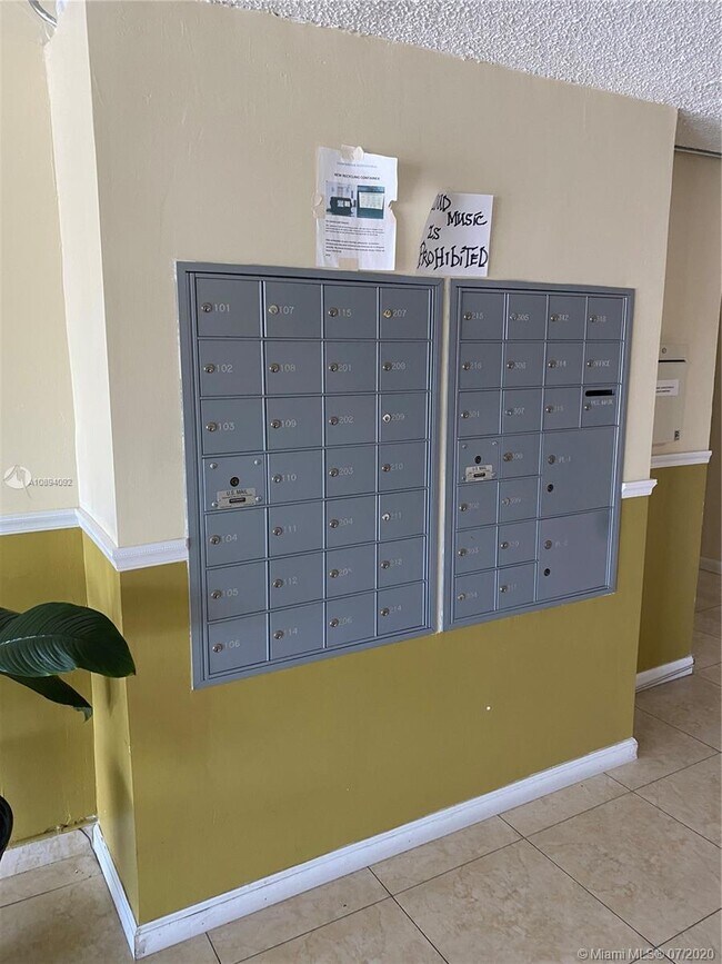 16701 NE 14th Ave-Unit -201 in Miami, FL - Building Photo - Building Photo