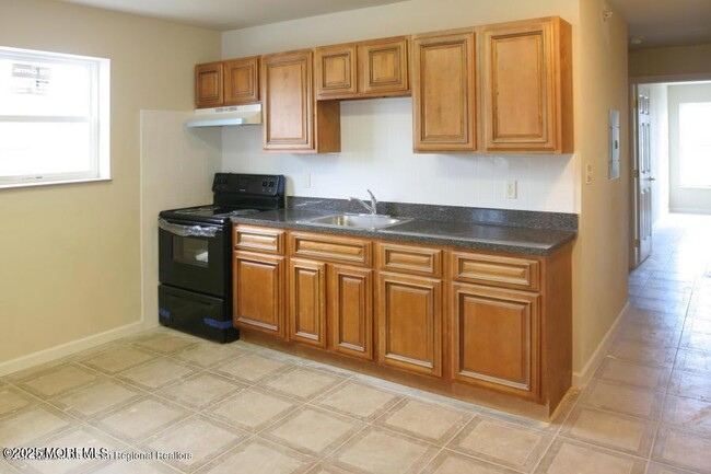 33 Vanderbilt Ave in Leonardo, NJ - Building Photo - Building Photo