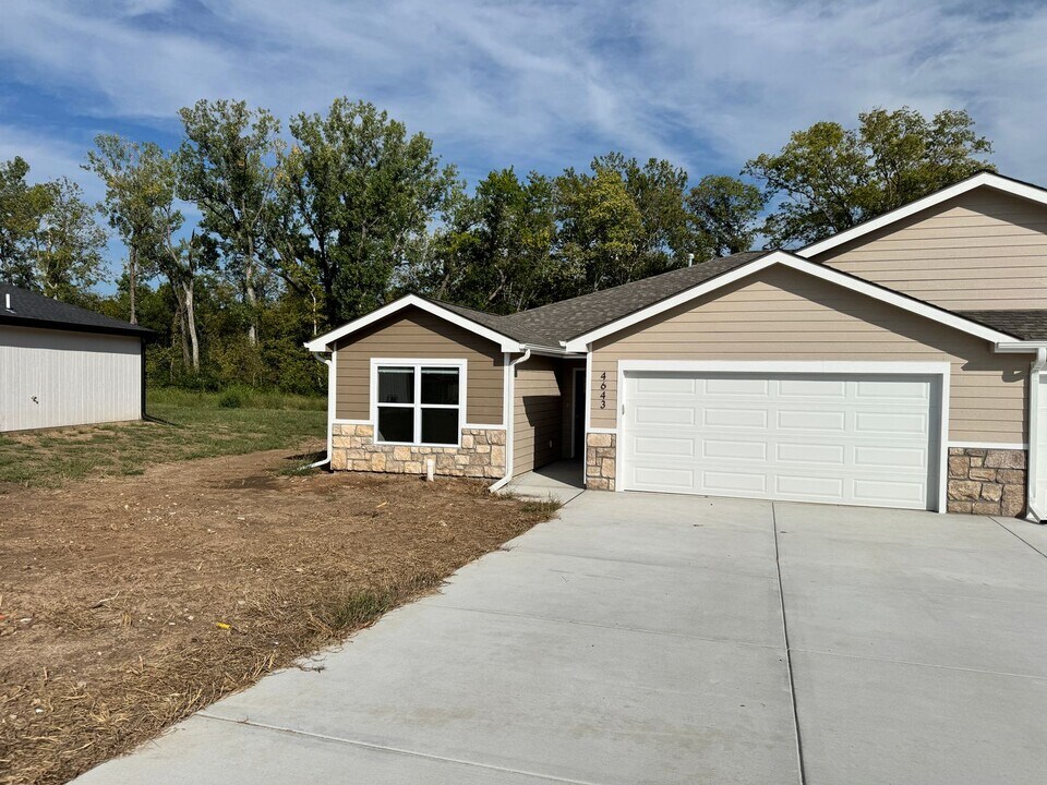 4643 Pierce Dr in Manhattan, KS - Building Photo