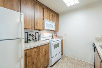 Sunflorin Village in Sacramento, CA - Foto de edificio - Interior Photo