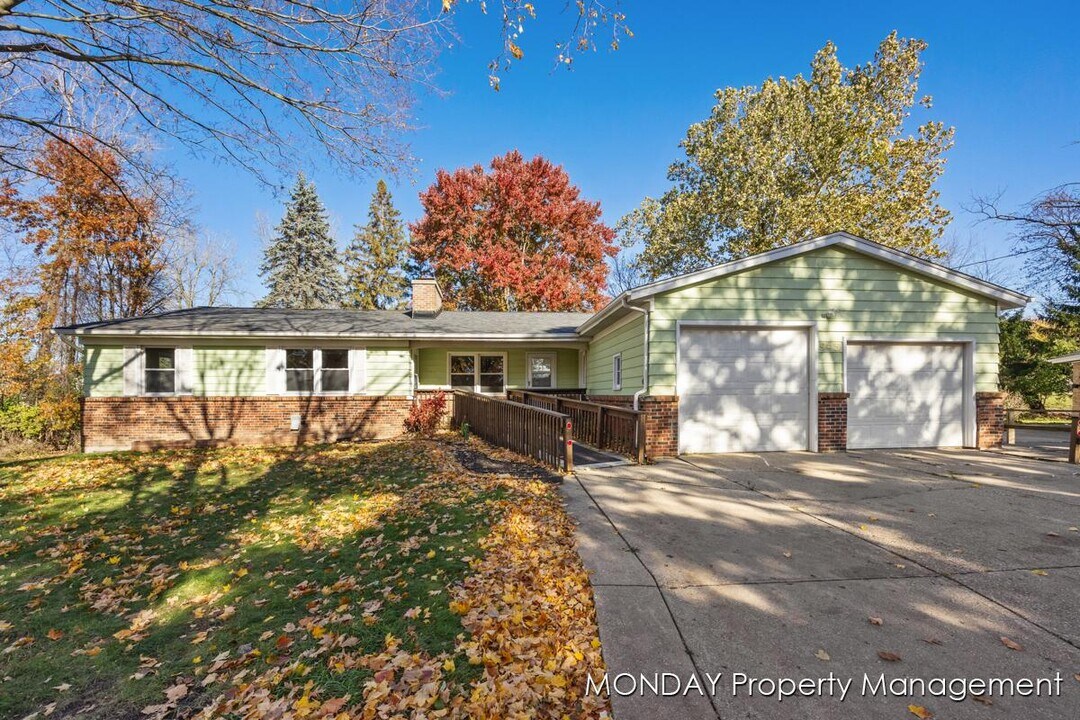 945-947 Lancashire Ct SE in Grand Rapids, MI - Building Photo