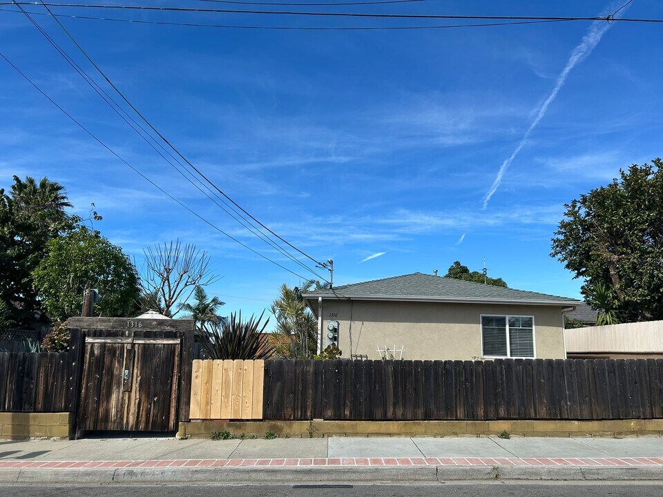 1316 Higgins St in Oceanside, CA - Building Photo