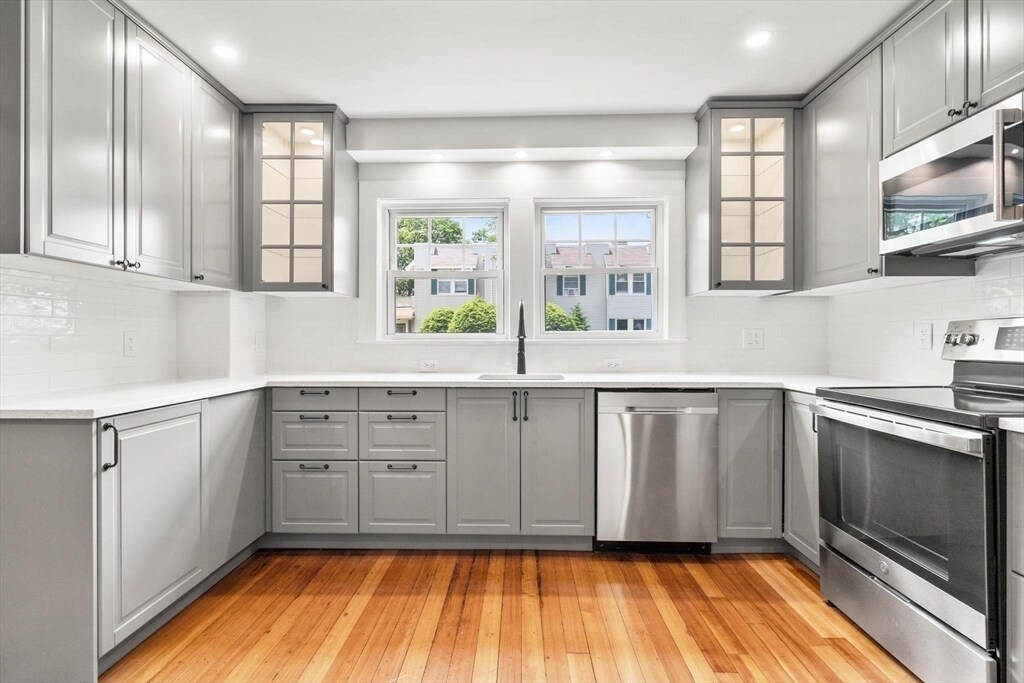 35 Rossmere St in Newton, MA - Building Photo
