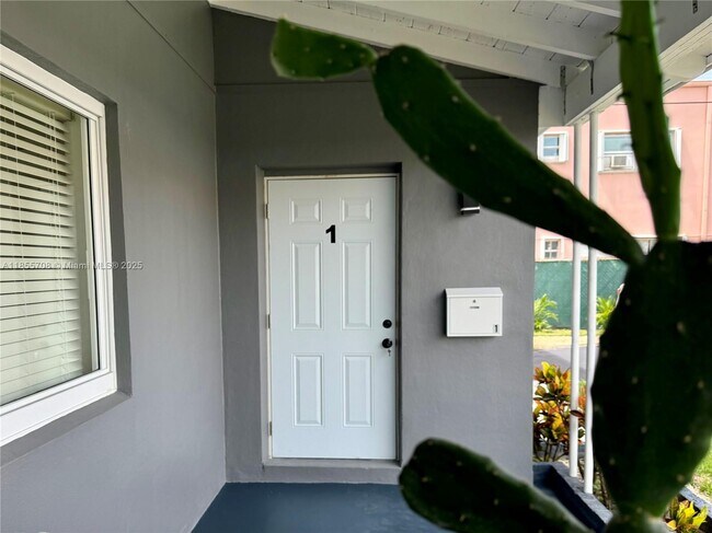 2215 Madison St in Hollywood, FL - Building Photo - Building Photo