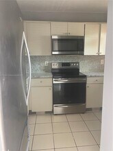2319 W 60th St in Hialeah, FL - Foto de edificio - Building Photo