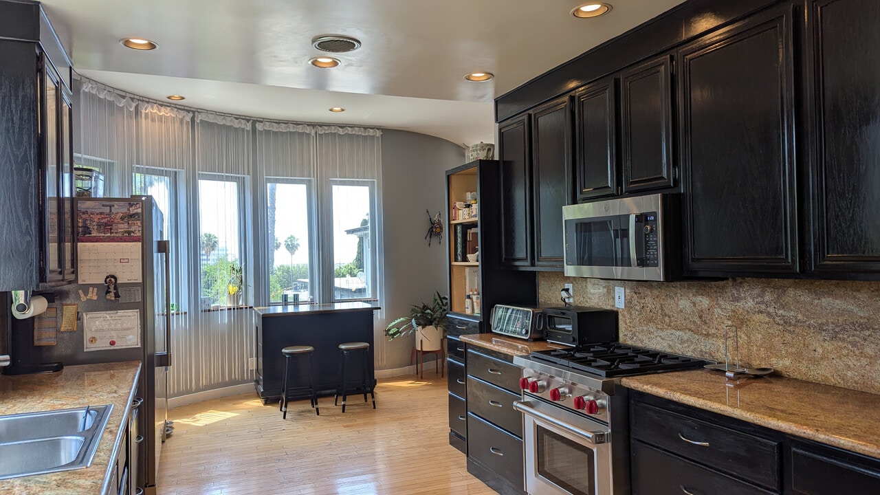 7121 Hillside Ave in Los Angeles, CA - Building Photo