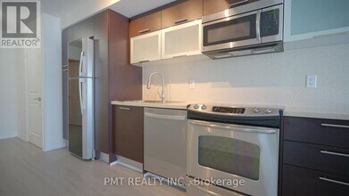 386 Yonge St in Toronto, ON - Building Photo - Building Photo