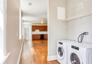 Abigail Senior in Lansing, MI - Foto de edificio - Building Photo