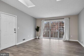 98 Chambord Ct in Hamilton Township, NJ - Building Photo - Building Photo