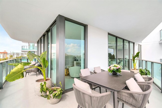 9901 W Bay Harbor Dr in Bay Harbor Islands, FL - Building Photo - Building Photo
