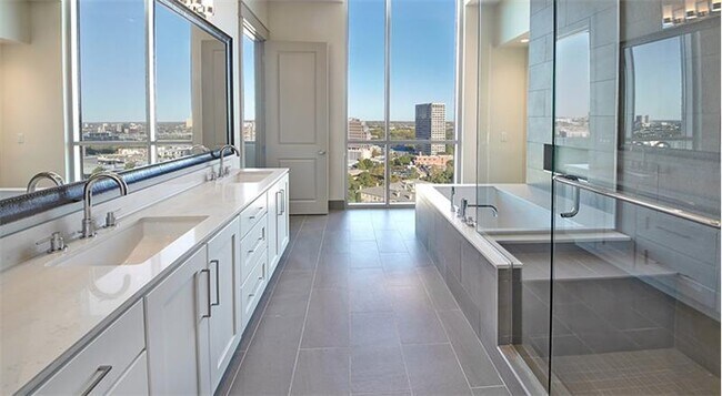 2727 Cedar Springs Rd in Dallas, TX - Building Photo - Building Photo