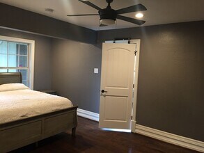 2102 W Bear Creek Rd in Red Oak, TX - Foto de edificio - Building Photo