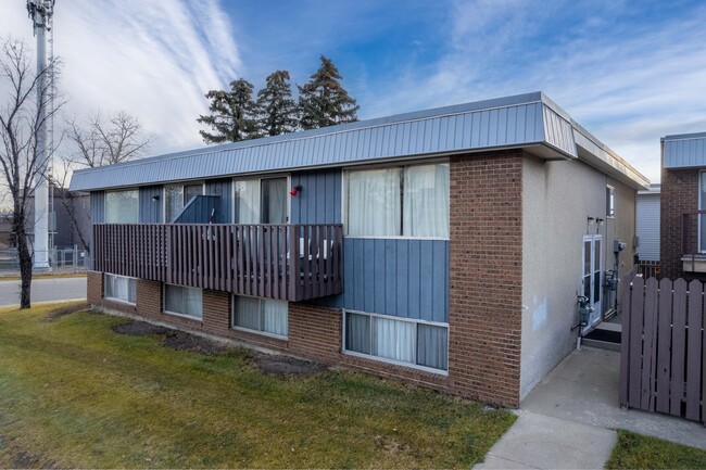 402 68 Av NW in Calgary, AB - Building Photo - Building Photo