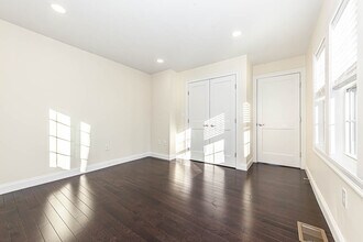 4 Caldwell Rd, Unit 1 in Waltham, MA - Foto de edificio - Building Photo