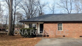 215 Green Acre Ln in Cartersville, GA - Building Photo