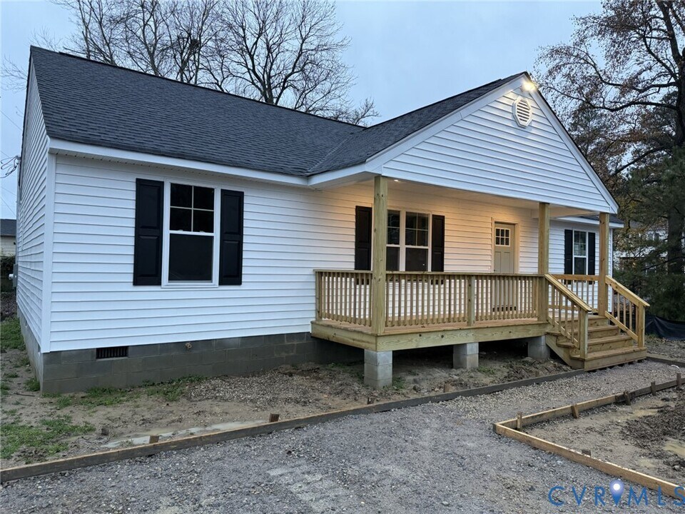 325 Yorktown Dr in Colonial Heights, VA - Foto de edificio