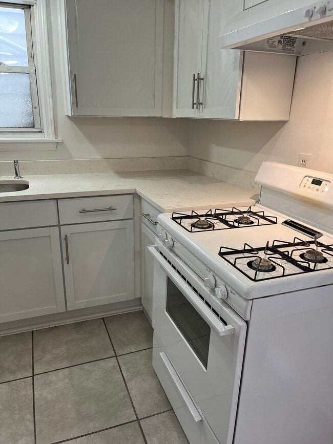 1716 W Cermak Rd, Unit 1 in Chicago, IL - Building Photo - Building Photo