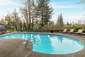 Charter Club Apartments in Everett, WA - Foto de edificio - Building Photo